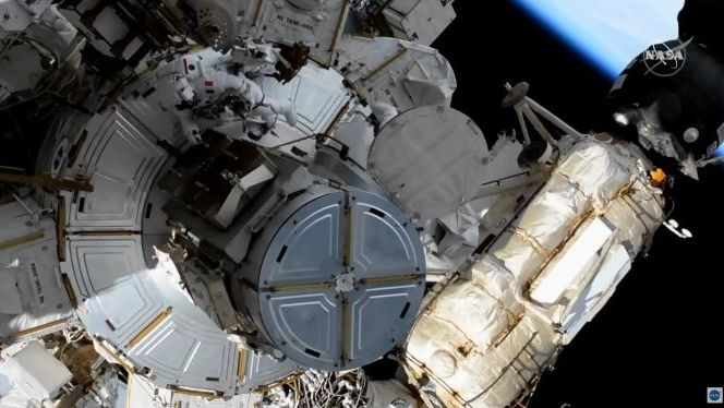 Práci astronautů u ISS krátce přerušila porucha na jednom z obleků
